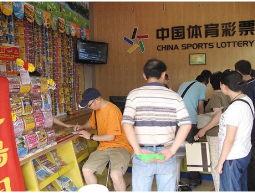 男子偷彩票店兑奖现金